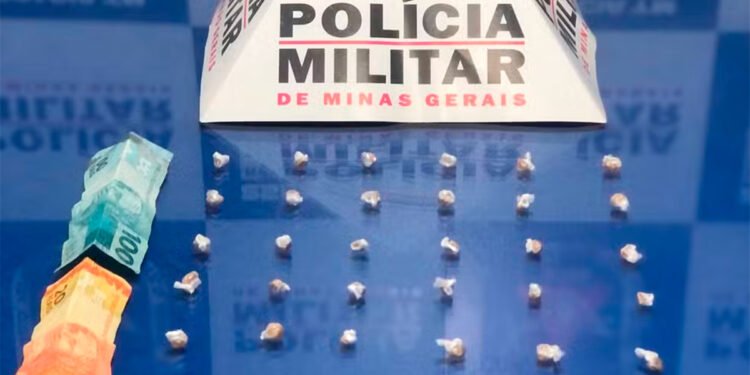 Após afirmar à PM ter sido alvo de tiros enquanto estava com a filha de 15 dias no colo, homem é preso por tráfico