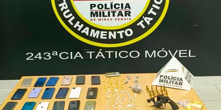 Após denúncias de som alto em residência, jovens são presos ao serem flagrados com drogas e 18 celulares, em Montes Claros