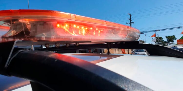 Bandidos encapuzados agridem mulher e roubam R$ 25 mil que ela carregava em mochila para pagar funcionários