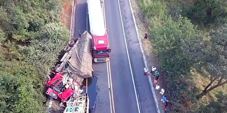 Caminhão invade acostamento para desviar de engarrafamento e bate em carreta parada com problemas mecânicos na BR-251