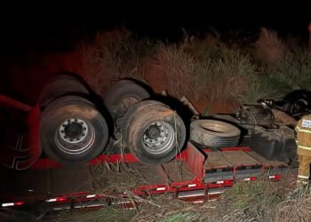 Caminhão sai da pista, capota às margens da MGC-122 e mata jovem de 25 anos