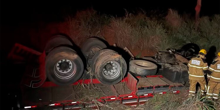 Caminhão sai da pista, capota às margens da MGC-122 e mata jovem de 25 anos