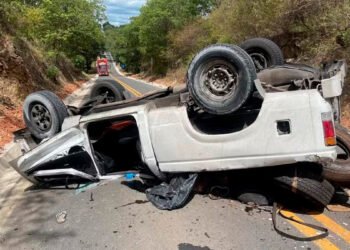 Caminhonete capota e passageiro é lançado para fora do veículo na BR-367, entre Araçuaí e Itinga