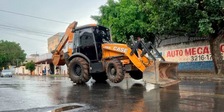 Crianças de 6 e 11 anos que estavam de bicicleta ficam feridas em acidente com trator em Montes Claros