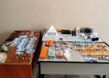 Duas pessoas são presas após uma delas tentar descartar drogas em vaso sanitário de casa, em Corinto