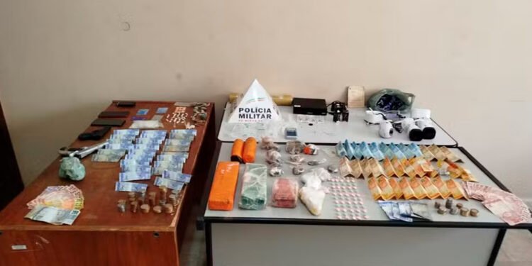 Duas pessoas são presas após uma delas tentar descartar drogas em vaso sanitário de casa, em Corinto