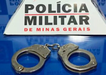 Homem é preso por descumprir medidas judiciais de afastamento, violação de domicílio e stalking em Pirapora