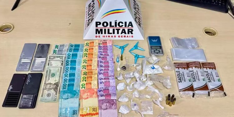 Homens são presos por tráfico de drogas após PM suspeitar de atitude de motorista de carro em Araçuaí