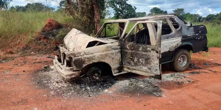 Incêndio em caminhonete se alastra e atinge vegetação às margens da BR-365, em Claro dos Poções