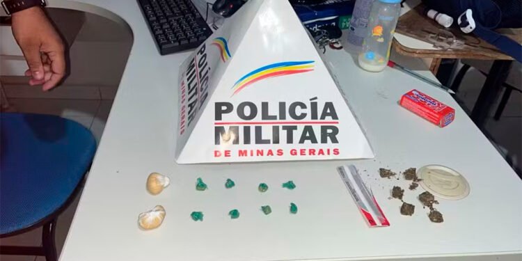 Jovem é presa com drogas escondidas entre fraldas, leite e mamadeira do filho de 3 meses em Curral de Dentro