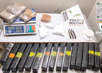 Jovem é preso após a PM encontrar 17 barras de maconha escondidas na casa do primo dele, em Montes Claros