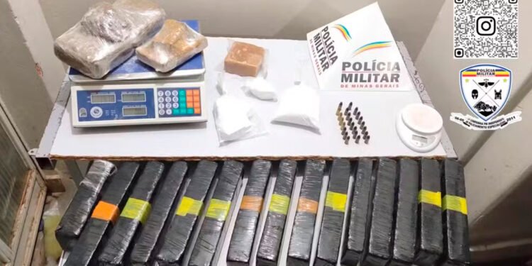 Jovem é preso após a PM encontrar 17 barras de maconha escondidas na casa do primo dele, em Montes Claros