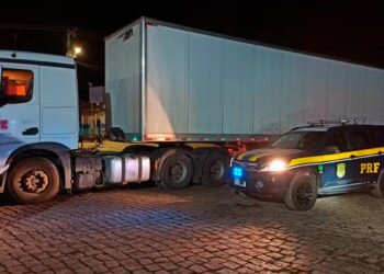 Motorista é abordado após realizar ultrapassagem proibida e acaba preso depois de tentar subornar policiais na BR-251