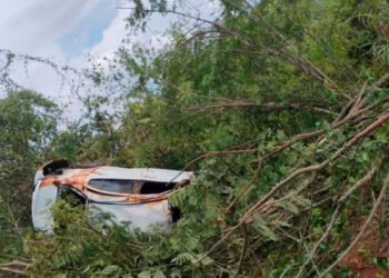 Mulher morre após carro capotar e sair da pista na MGT-401, em Verdelândia