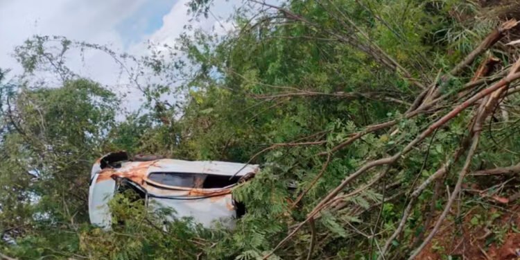 Mulher morre após carro capotar e sair da pista na MGT-401, em Verdelândia