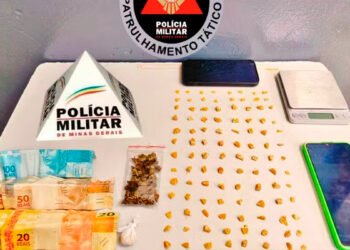 PMs apreendem crack com menor, entram em casa apontada como ponto do tráfico e flagram morador usando drogas com 5 adolescentes