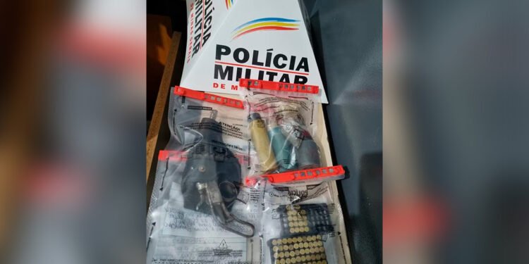 Em Unaí, policiais apreendem munições em caixa de ferramentas e arma dentro de travesseiro durante ocorrência de violência doméstica