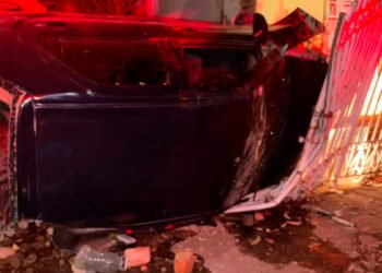 Motorista é preso por embriaguez ao volante e direção perigosa após atingir casa, em Pirapora