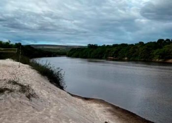 Corpo de Bombeiros procura por jovem que se afogou enquanto nadava no Rio Jequitinhonha, em Olhos D'Água