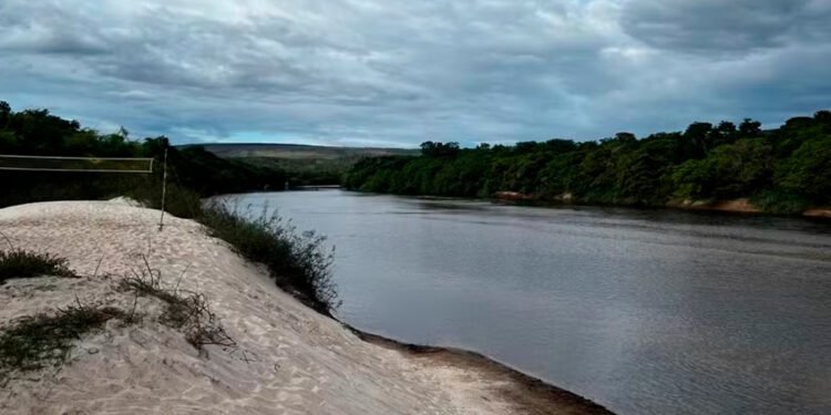 Corpo de Bombeiros procura por jovem que se afogou enquanto nadava no Rio Jequitinhonha, em Olhos D'Água