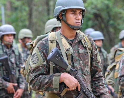 Soldados da EsAO participam do “Dia Verde” em atividade de formação militar