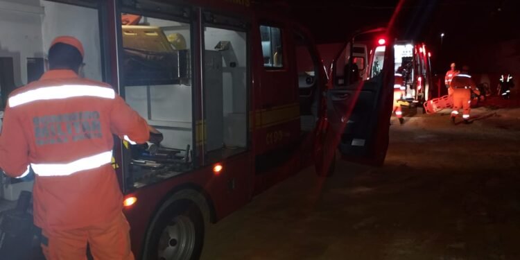 Trabalhador é gravemente ferido após cair de talude e ser atravessado por vergalhões em Varginha