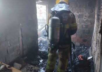 Incêndio atinge residência na Vila Esperança, em Alfenas, e mobiliza Corpo de Bombeiros