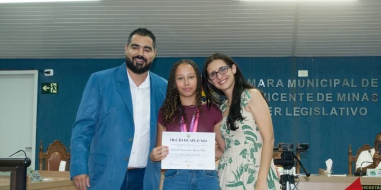 Entrega de certificados aos cidadãos e instituições homenageados com moções – São Vicente de Minas