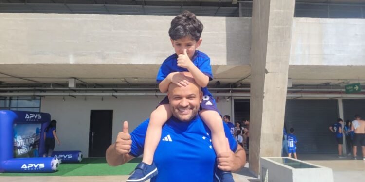 Torcida do Cruzeiro corneta arbitragem no Brasileiro e mostra confiança na Copa do Brasil
