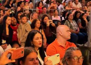 Cantata de Natal reúne famílias e emociona público na Praça Dona Maria Goulart, em Carmo do Rio Claro