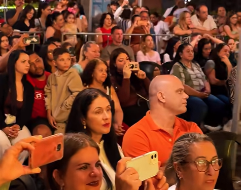 Cantata de Natal reúne famílias e emociona público na Praça Dona Maria Goulart, em Carmo do Rio Claro