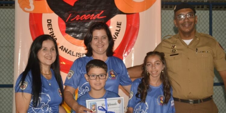 Sapucaí-Mirim festeja conclusão do PROERD e reitera compromisso triplo com a segurança da juventude