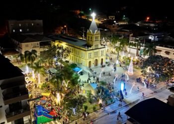 Magia das luzes de Natal reúne famílias na Praça Matriz de Chalé