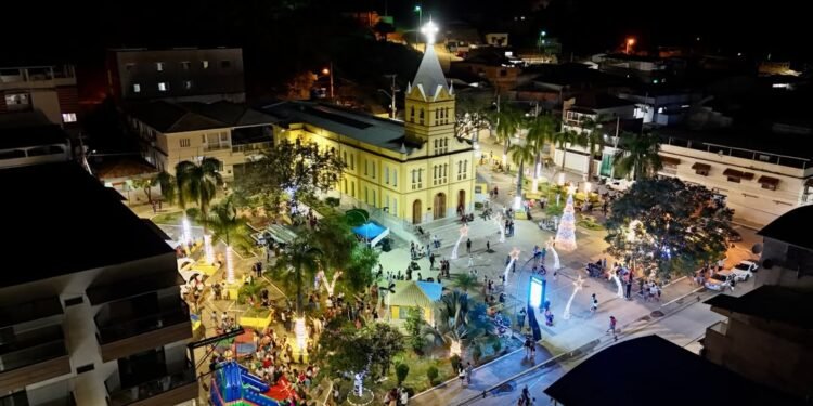 Magia das luzes de Natal reúne famílias na Praça Matriz de Chalé