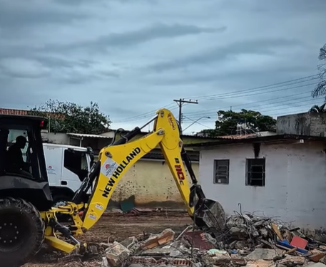 Demolição da antiga Casa Lar abre espaço para construção da nova Secretaria de Desenvolvimento Social em São Gonçalo do Sapucaí