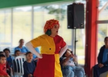 Teatro interativo encanta crianças em Santana do Garambéu