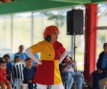 Teatro interativo encanta crianças em Santana do Garambéu