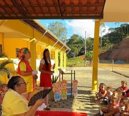 Personagens do Sítio do Pica-pau Amarelo encantam e divertem crianças em Oliveira Fortes