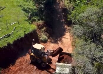 Prefeitura intensifica manutenção de estradas rurais no bairro Serrinha, em Piranguinho