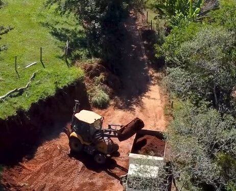 Prefeitura intensifica manutenção de estradas rurais no bairro Serrinha, em Piranguinho