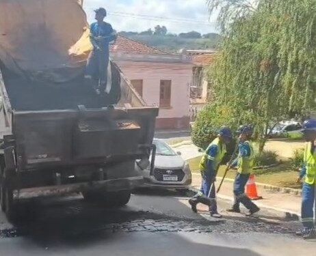 Operação tapa-buraco avança em bairros de São Gonçalo do Sapucaí