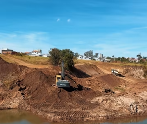 São Sebastião do Paraíso avança com obras de infraestrutura na Rua Sargento Lima e na região da lagoa do bairro Azul Ville