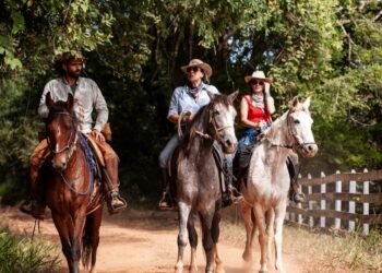 Cavalgada Meninas Gerais reúne amazonas de diversas cidades em Baependi