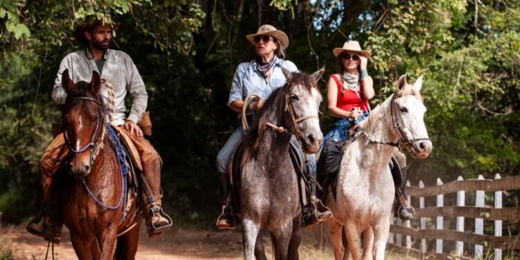 Cavalgada Meninas Gerais reúne amazonas de diversas cidades em Baependi