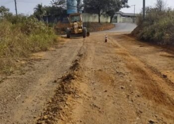 Estradas vicinais passam por recuperação com encascalhamento e patrolamento em Santana do Paraíso