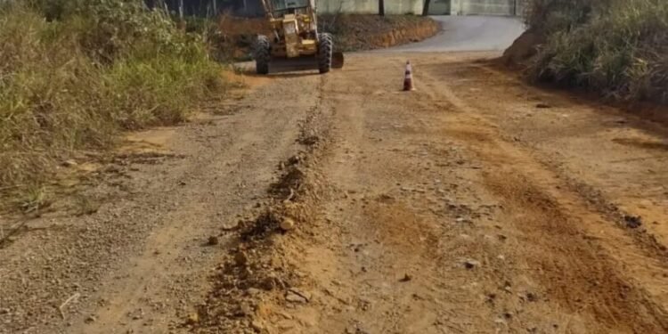 Estradas vicinais passam por recuperação com encascalhamento e patrolamento em Santana do Paraíso