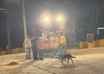 Equipe da Secretaria de Obras realiza limpeza após celebrações de Corpus Christi em Dom Silvério