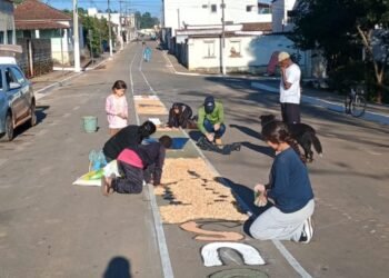 Comunidade se une na confecção dos tapetes de Corpus Christi em Ingaí