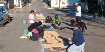 Comunidade se une na confecção dos tapetes de Corpus Christi em Ingaí