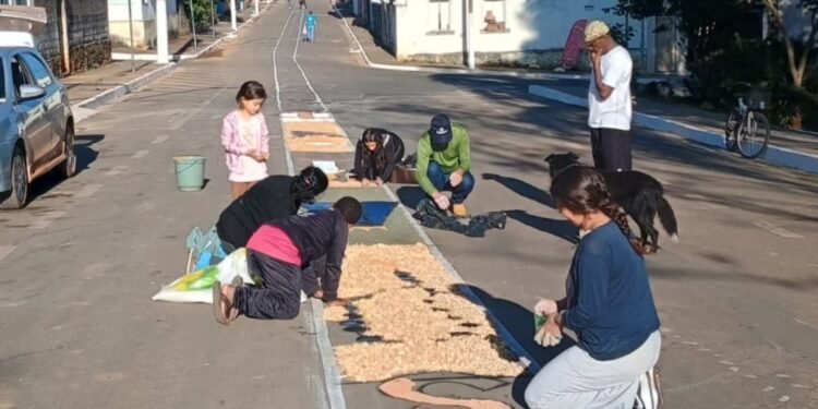 Comunidade se une na confecção dos tapetes de Corpus Christi em Ingaí